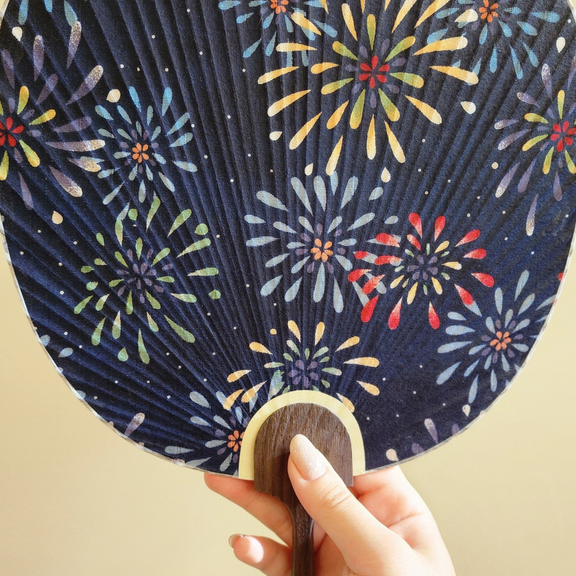 uchiwa hanabi holding image